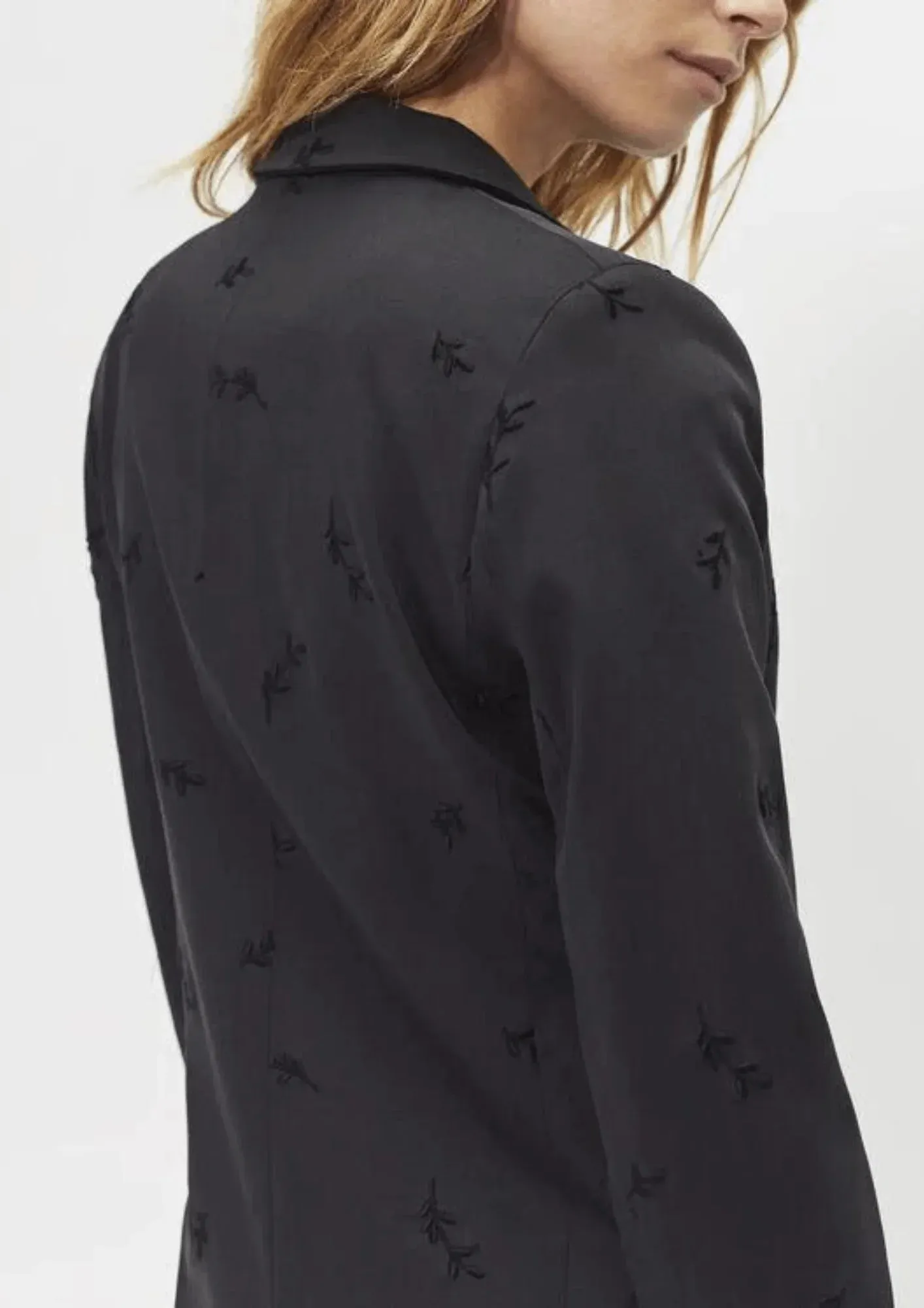 BLACK EMBROIDERED BLAZER